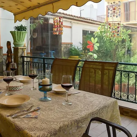 Urban Seaside Oasis - Adriana's Garden Paradise Сasa de vacaciones