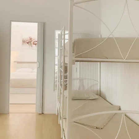 Urban Seaside Oasis - Adriana's Garden Paradise בית נופש