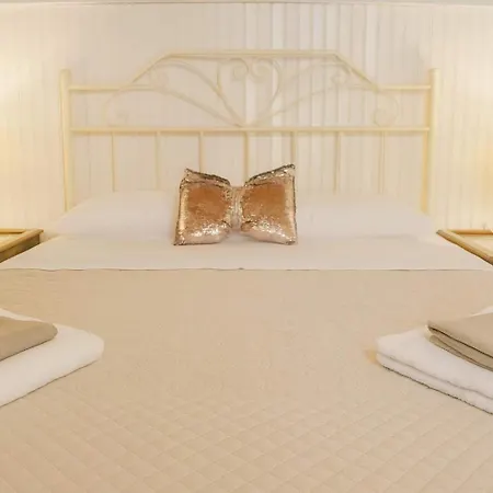 Urban Seaside Oasis - Adriana's Garden Paradise Faraí