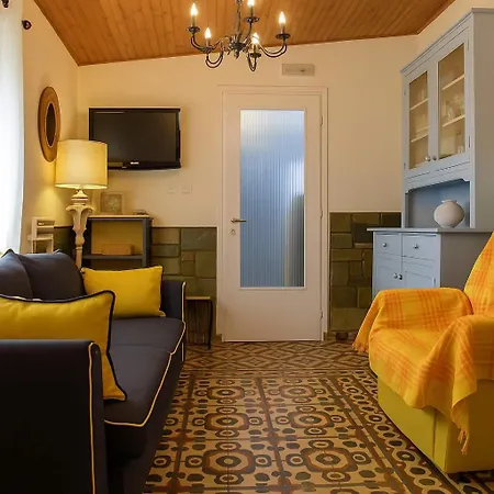 בית נופש Urban Seaside Oasis - Adriana's Garden Paradise