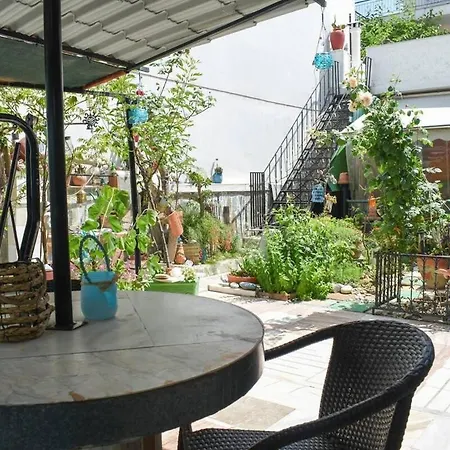 Urban Seaside Oasis - Adriana's Garden Paradise בית נופש Faraí