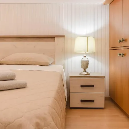 Urban Seaside Oasis - Adriana's Garden Paradise בית נופש