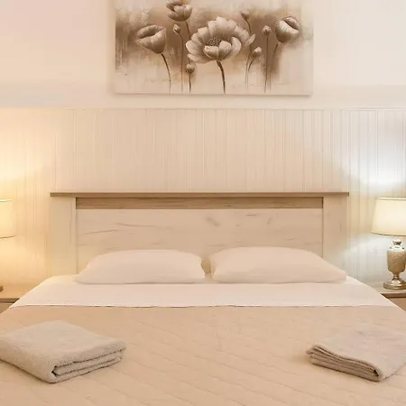 Urban Seaside Oasis - Adriana's Garden Paradise * Faraí