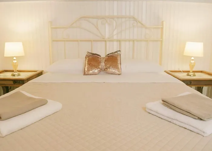 Urban Seaside Oasis - Adriana's Garden Paradise Farai